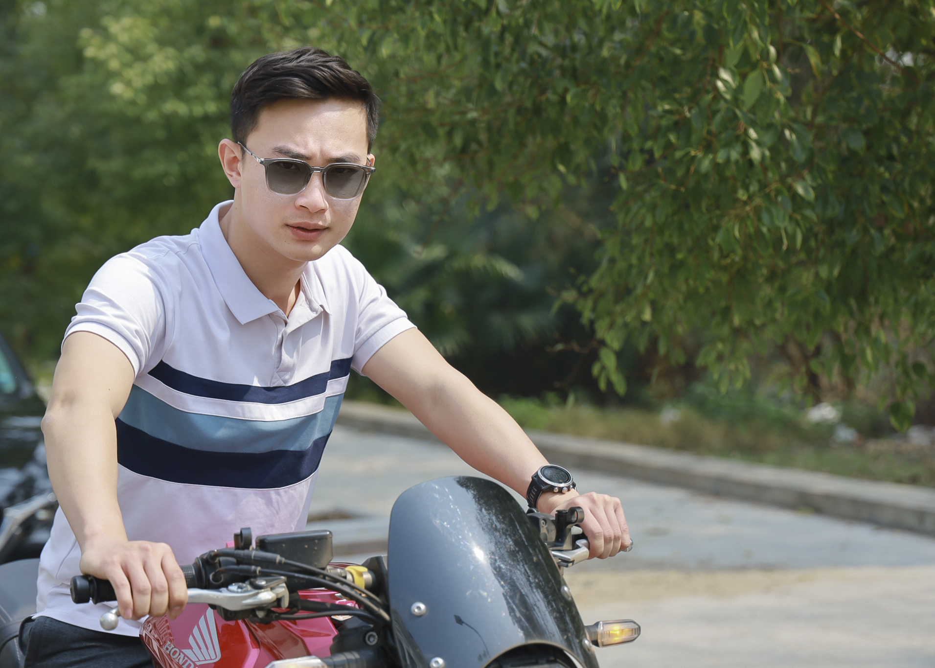 Tròng Đổi Màu Essilor Transition Gen 8 1.60 AS Màu Khói