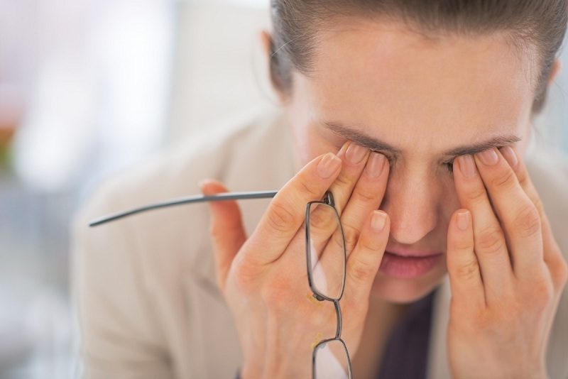 Mờ mắt: Nguyên nhân, triệu chứng và cách điều trị