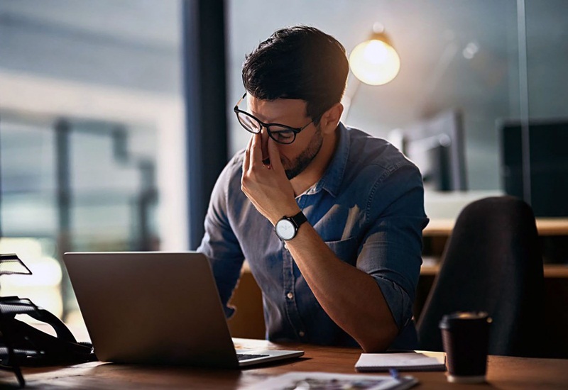 Mỏi mắt do sử dụng thiết bị điện tử quá mức – Làm sao để cân bằng?