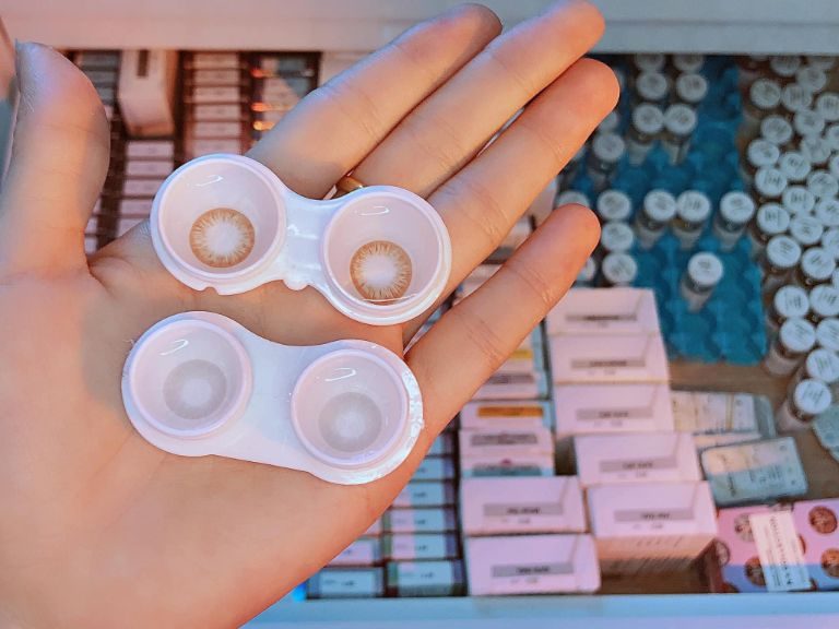 Kính áp tròng giá bao nhiêu? Có nên dùng lens giá rẻ?